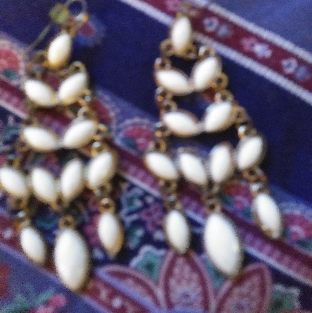 Vintage white and Gold Earrings